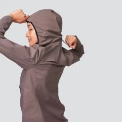 On Running Women's ON-Running Waterproof Anorak 224.00082 -On Running Small JPEG FB TW Social Post Detail Shot 1200x1200 FW19 Waterproof Anorak Grape W 4